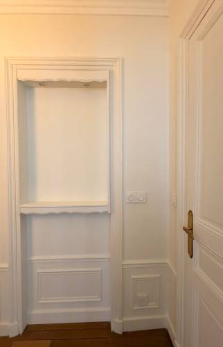 Niche sur mesure avec moulures assorties à l'existant
