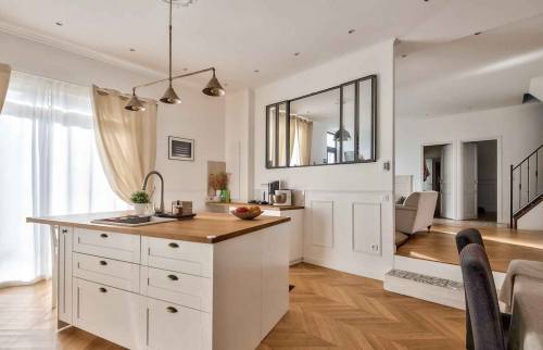 Ouverture du salon sur la cuisine dinatoire grâce à cette verrière - Région parisienne