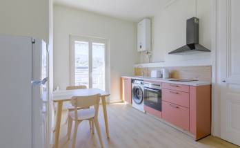 Travaux de rénovation energétique pour un appartement destiné à la location : cuisine avec ballon d'eau chaude compact mural 