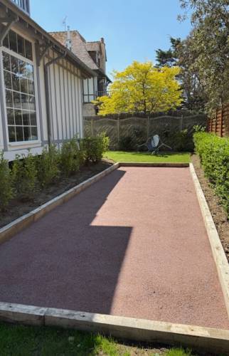 Le terrain de boules terminé