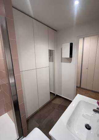 de nombreux rangements dans la salle de bain