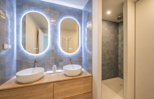 Salle de bain rénovée avec douche à l'italienne et carrelage élégant