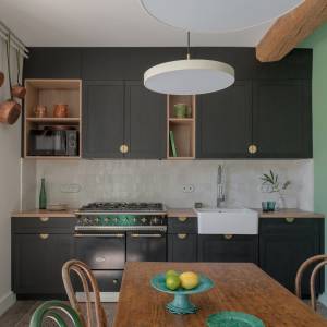 Vue de la cuisine sur mesure dans la maison bourgeoise rénovée par Anne Rose BOUYER