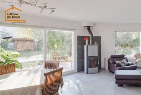 une cheminée moderne dans un salon