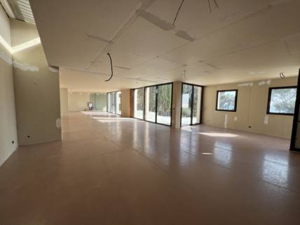 Habillage sols et murs d'une maison neuve à Agay