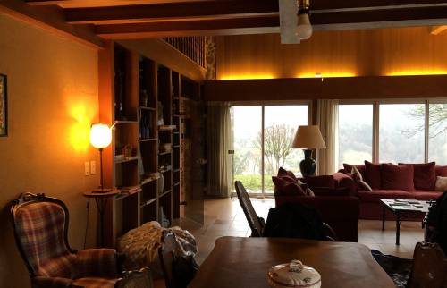 Avant les travaux : un papier peint daté et des murs à rafraichir