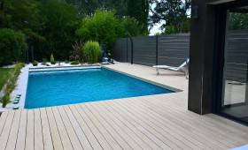 Aménagement de jardin avec création de plage de piscine et pose d'une clôture en alu - La Plaine sur mer 44770