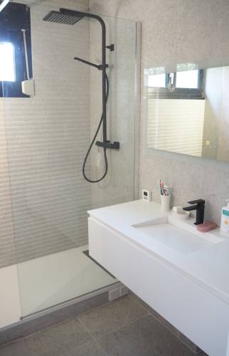Une salle de bains totalement rénovée à Vanves (92170) - douche italienne
