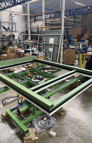 Menuiserie sur-mesure en fabrication sur la table de montage
