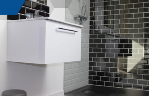 Transformation Élégante d'une Salle de Bain en Noir et Blanc à Sainte-Maxime