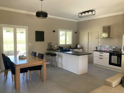 Neuville (69250) : rénovation intérieure avec création d'un sas d'entrée et nouvelle décoration du séjour et de la cuisine