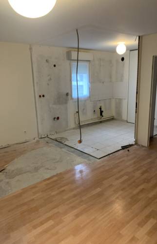 Cuisine avant travaux avec ancien carrelage rénovation appartement Bruz