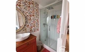 Papier peint dans une salle de bain 