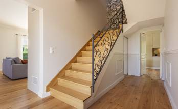 Escalier rénové et habillé en chêne de fil