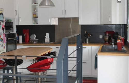 Rénovation d'une maison avec frangement entre le salon et la cuisine et accès par une passerelle à Nantes (44)