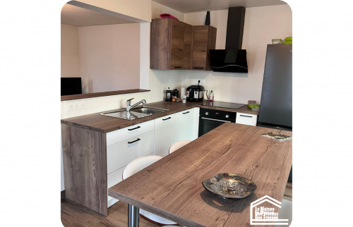 Cuisine marron et blanche 