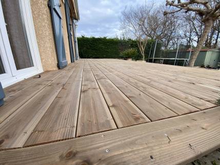 Pose d'un revêtement de sol en pin Douglas sur une terrasse en béton rénovée - Montauban 82000