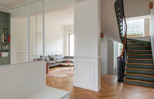 Escalier design et coin salon confortable au Vésinet