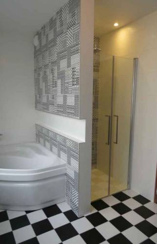 Grande salle de bain avec baignoire d'angle et douche à l'italienne - Ploemeur (56270)