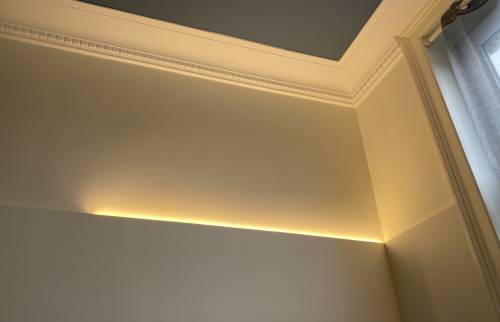 Eclairage élégant LED au plafond de la nouvelle salle de bain