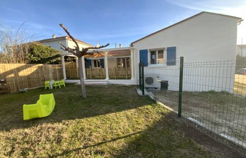 jardin extérieur côté façade micro crèche La Maison Des Travaux Alès