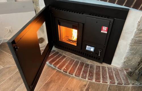 Insert à granulés avec le mécanisme de chargement des granulés par la façade