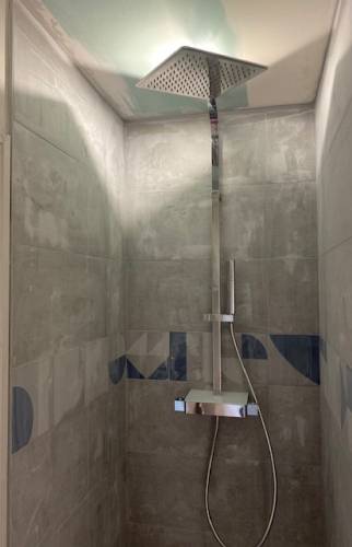 Salle de bain contemporaine La Maison des Travaux Rouen