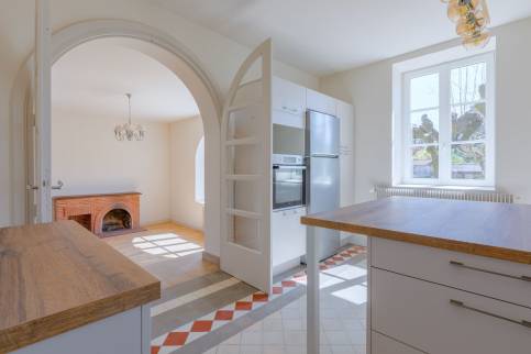 Rénovation et isolation d'une maison de famille située dans l'ouest de Lyon (69450) : cuisine semi ouverte sur le séjour