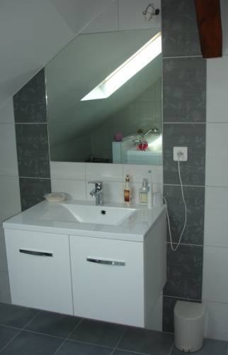 Miroir et lavabo d’une salle de bains dans la zone de Cholet 