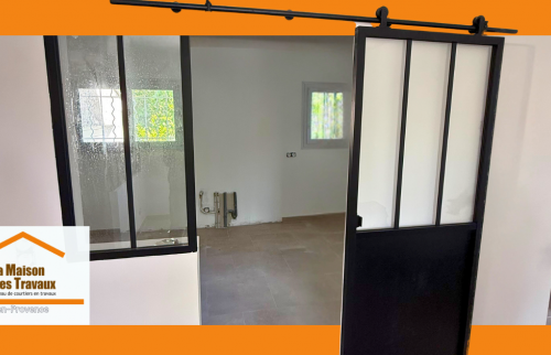 Installation d’une verrière atelier coulissante à Éguilles pour un intérieur au style industriel affirmé.