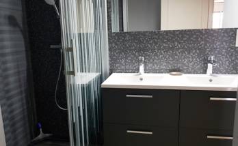 L'espace douche et sa porte coulissante 