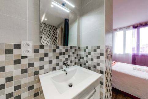 Aménagement de salle de bain près d'une chambre