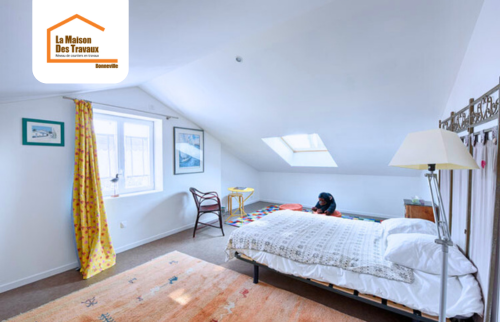 Aménagement de combles à Thyez 74300 en chambre lumineuse avec lit double, déco épurée et puits de lumière – projet La Maison Des Travaux Haute-Savoie.