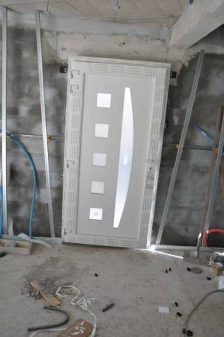 Nouvelle porte d'entrée aluminium sur une extension de maison - Combs-la-Ville 77380