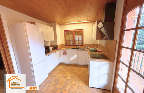 transformation cuisine fermée, travaux rénovation Albertville, cuisine sur-mesure chalet, optimisation espace cuisine, rénovation maison ancienne Savoie, La Maison des Travaux Moûtiers