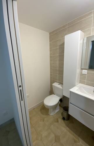 salle de bain avec toilettes La Maison Des Travaux Alès