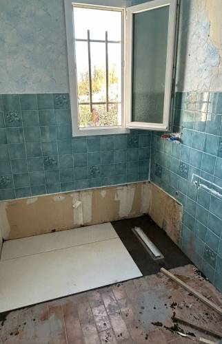Salle de bain en cours de rénovation à Voiron, espace vieillissant à adapter