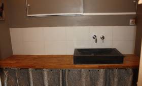 Plan de travail et vasque en matière brute, atout charme et naturel