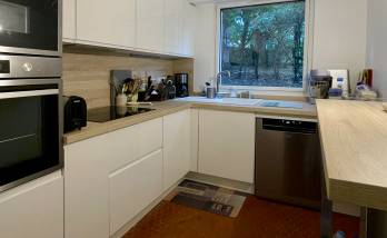 La cuisine rénovée avec au sol les tomettes