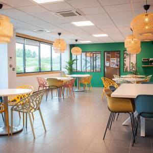 Aménagement et décoration d'une salle détente d'une entreprise - SAINT QUENTIN FALLAVIER (38) - Florian Carret - La Maison Des Architectes