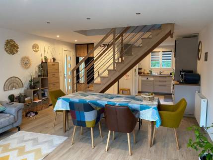 Cuisine ouverte sur le séjour dans une maison rénovée - Combs-la-Ville 77380