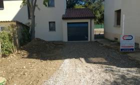 Création d'une allée devant garage pour une maison 