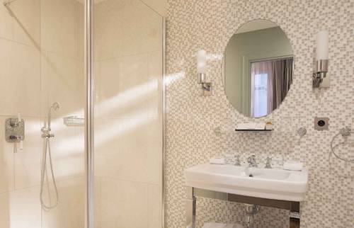 Une salle de bain comme à l'hôtel à Garches