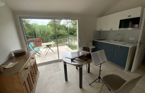 Porte verrière vue sur terrasse jardin extension maison La Maison Des Travaux Ales