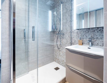 salle de bain moderne à Bouliac