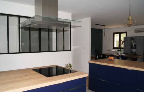 îlot central, hotte inox et verre 