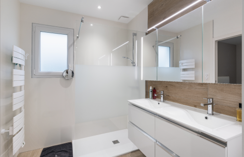 Salle de bain avec douche à l'italienne à Vertou