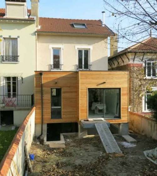 Extension moderne en bois.