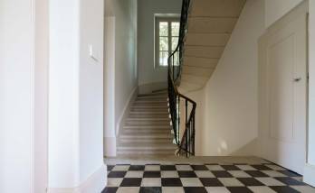 Ecully (69130) : rénovation d'un escalier en pierre  / vue pallier 1 