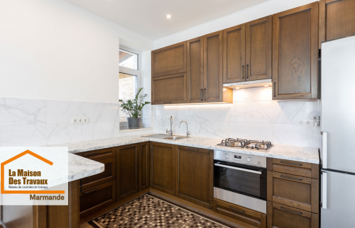 Cuisine rénovée à Marmande avec crédence en carrelage effet marbre, rangements optimisés et lumière naturelle pour un espace pratique et lumineux.